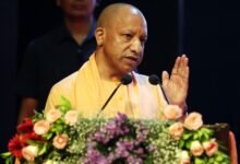 लखनऊ में आयोजित समारोह में मुख्यमंत्री योगी आदित्यनाथ ने पूर्व डीजीपी प्रकाश सिंह की पुस्तक ‘संघर्ष’ का विमोचन किया और यूपी पुलिस के आधुनिकीकरण की दिशा में 87 अत्याधुनिक इंटरसेप्टर वाहनों को रवाना किया। मुख्यमंत्री ने कहा कि 2017 के बाद पुलिस सुधार, तकनीक और मजबूत कानून-व्यवस्था के माध्यम से प्रदेश में बदलाव आया है। कार्यक्रम में वीर पुलिसकर्मियों को पदक प्रदान किए गए और सड़क सुरक्षा, स्मार्ट पुलिसिंग तथा आधुनिक संसाधनों पर जोर दिया गया।