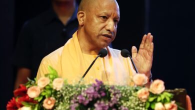 लखनऊ में आयोजित समारोह में मुख्यमंत्री योगी आदित्यनाथ ने पूर्व डीजीपी प्रकाश सिंह की पुस्तक ‘संघर्ष’ का विमोचन किया और यूपी पुलिस के आधुनिकीकरण की दिशा में 87 अत्याधुनिक इंटरसेप्टर वाहनों को रवाना किया। मुख्यमंत्री ने कहा कि 2017 के बाद पुलिस सुधार, तकनीक और मजबूत कानून-व्यवस्था के माध्यम से प्रदेश में बदलाव आया है। कार्यक्रम में वीर पुलिसकर्मियों को पदक प्रदान किए गए और सड़क सुरक्षा, स्मार्ट पुलिसिंग तथा आधुनिक संसाधनों पर जोर दिया गया।