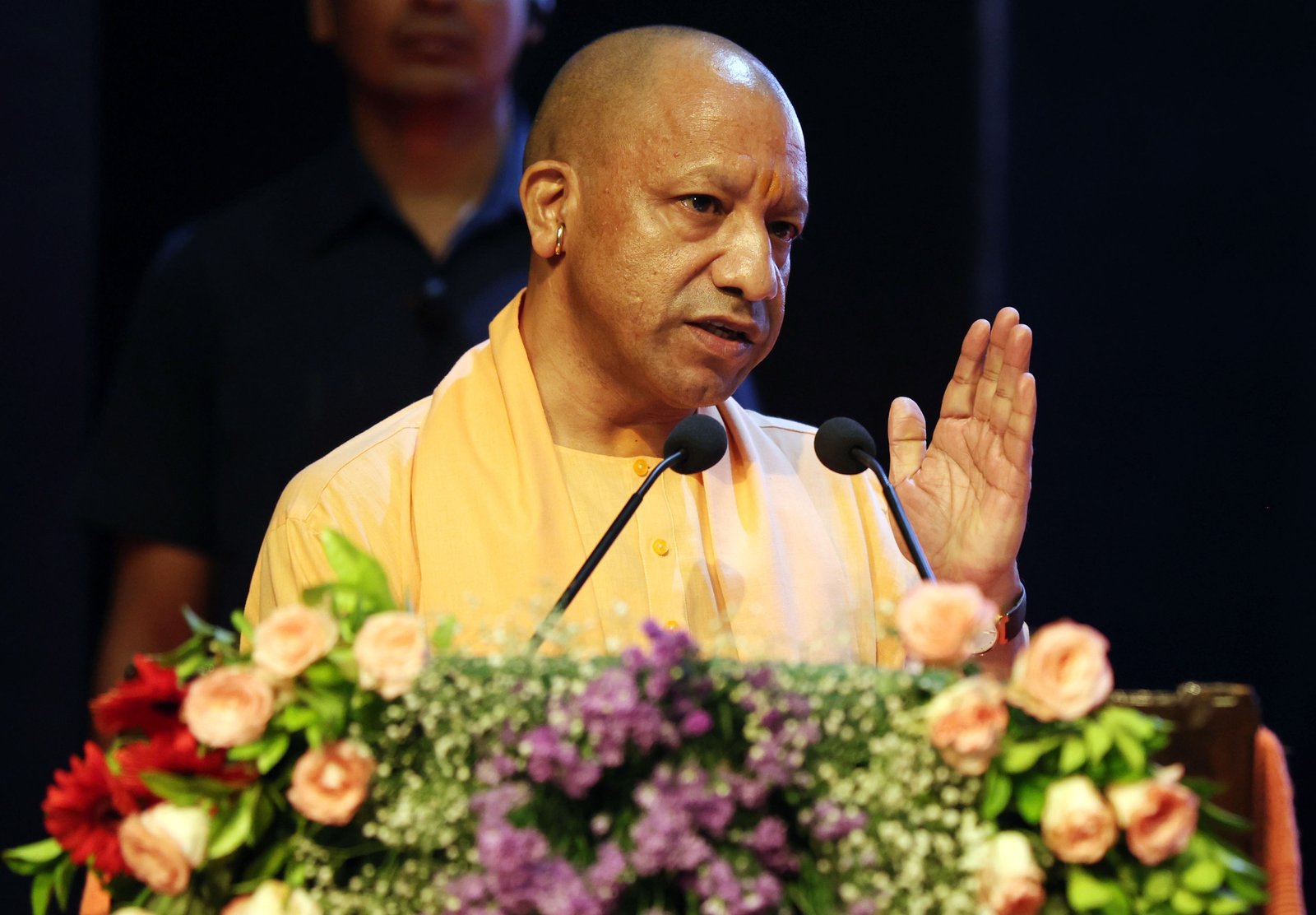 लखनऊ में आयोजित समारोह में मुख्यमंत्री योगी आदित्यनाथ ने पूर्व डीजीपी प्रकाश सिंह की पुस्तक ‘संघर्ष’ का विमोचन किया और यूपी पुलिस के आधुनिकीकरण की दिशा में 87 अत्याधुनिक इंटरसेप्टर वाहनों को रवाना किया। मुख्यमंत्री ने कहा कि 2017 के बाद पुलिस सुधार, तकनीक और मजबूत कानून-व्यवस्था के माध्यम से प्रदेश में बदलाव आया है। कार्यक्रम में वीर पुलिसकर्मियों को पदक प्रदान किए गए और सड़क सुरक्षा, स्मार्ट पुलिसिंग तथा आधुनिक संसाधनों पर जोर दिया गया।