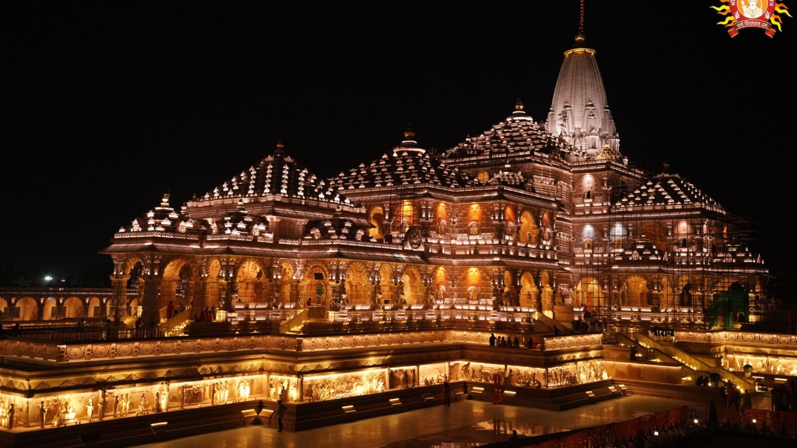अयोध्या में मुख्यमंत्री योगी आदित्यनाथ के नेतृत्व में दसवें दीपोत्सव 2026 को भव्य बनाने की तैयारियां तेज हो गई हैं। श्री अयोध्या जी तीर्थ विकास परिषद रामपथ के साथ 41 प्रमुख मठ-मंदिरों और धार्मिक स्थलों को आकर्षक रोशनी से सजाएगी। छोटी छावनी, दशरथ महल, लक्ष्मण किला, हनुमानगढ़ी सहित कई धार्मिक स्थल झालरों और आधुनिक लाइटिंग से जगमगाएंगे। दीपोत्सव से पहले सजावट पूरी करने की योजना है। इस विशेष आयोजन से अयोध्या के धार्मिक वैभव, सांस्कृतिक विरासत और पर्यटन आकर्षण को नया स्वरूप मिलेगा।