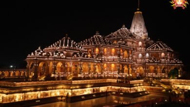 अयोध्या में मुख्यमंत्री योगी आदित्यनाथ के नेतृत्व में दसवें दीपोत्सव 2026 को भव्य बनाने की तैयारियां तेज हो गई हैं। श्री अयोध्या जी तीर्थ विकास परिषद रामपथ के साथ 41 प्रमुख मठ-मंदिरों और धार्मिक स्थलों को आकर्षक रोशनी से सजाएगी। छोटी छावनी, दशरथ महल, लक्ष्मण किला, हनुमानगढ़ी सहित कई धार्मिक स्थल झालरों और आधुनिक लाइटिंग से जगमगाएंगे। दीपोत्सव से पहले सजावट पूरी करने की योजना है। इस विशेष आयोजन से अयोध्या के धार्मिक वैभव, सांस्कृतिक विरासत और पर्यटन आकर्षण को नया स्वरूप मिलेगा।