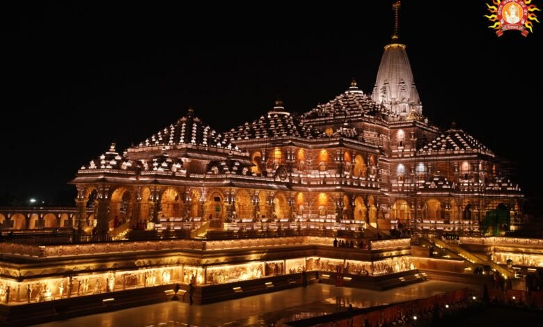 अयोध्या में मुख्यमंत्री योगी आदित्यनाथ के नेतृत्व में दसवें दीपोत्सव 2026 को भव्य बनाने की तैयारियां तेज हो गई हैं। श्री अयोध्या जी तीर्थ विकास परिषद रामपथ के साथ 41 प्रमुख मठ-मंदिरों और धार्मिक स्थलों को आकर्षक रोशनी से सजाएगी। छोटी छावनी, दशरथ महल, लक्ष्मण किला, हनुमानगढ़ी सहित कई धार्मिक स्थल झालरों और आधुनिक लाइटिंग से जगमगाएंगे। दीपोत्सव से पहले सजावट पूरी करने की योजना है। इस विशेष आयोजन से अयोध्या के धार्मिक वैभव, सांस्कृतिक विरासत और पर्यटन आकर्षण को नया स्वरूप मिलेगा।