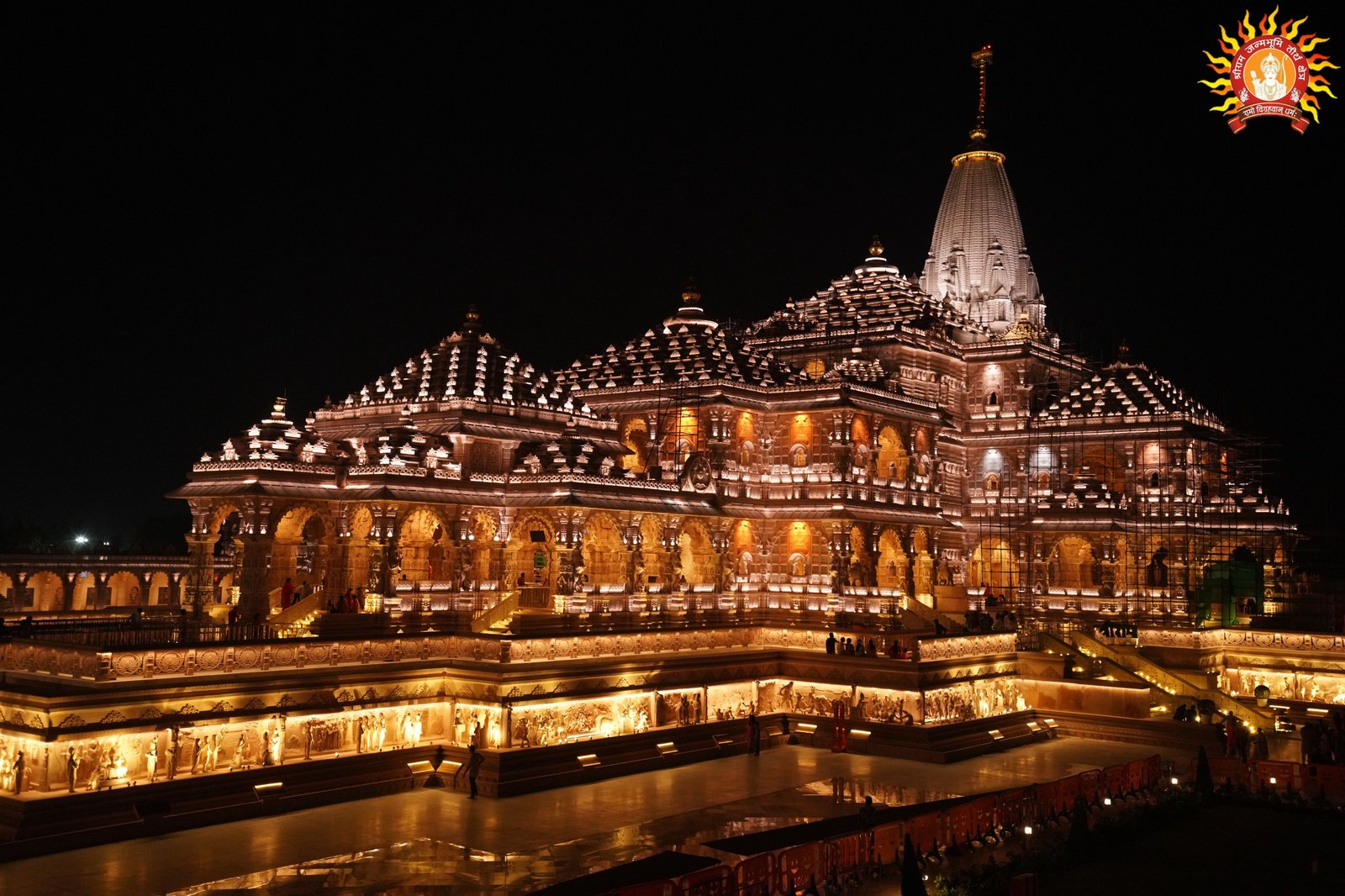 अयोध्या में मुख्यमंत्री योगी आदित्यनाथ के नेतृत्व में दसवें दीपोत्सव 2026 को भव्य बनाने की तैयारियां तेज हो गई हैं। श्री अयोध्या जी तीर्थ विकास परिषद रामपथ के साथ 41 प्रमुख मठ-मंदिरों और धार्मिक स्थलों को आकर्षक रोशनी से सजाएगी। छोटी छावनी, दशरथ महल, लक्ष्मण किला, हनुमानगढ़ी सहित कई धार्मिक स्थल झालरों और आधुनिक लाइटिंग से जगमगाएंगे। दीपोत्सव से पहले सजावट पूरी करने की योजना है। इस विशेष आयोजन से अयोध्या के धार्मिक वैभव, सांस्कृतिक विरासत और पर्यटन आकर्षण को नया स्वरूप मिलेगा।