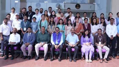 लखनऊ में PCS-2025 बैच के 38 प्रशिक्षणाधीन अधिकारियों ने उत्तर प्रदेश स्टेट इंस्टीट्यूट ऑफ फॉरेंसिक साइंस का भ्रमण किया। अधिकारियों ने DNA और ड्रोन लैब का अवलोकन कर अपराध की वैज्ञानिक जांच में तकनीक की भूमिका समझी। संस्थापक निदेशक डॉ. जी.के. गोस्वामी ने न्याय, सत्य और साक्ष्य के महत्व के साथ मृत्युकालिक बयान की कानूनी प्रक्रिया की जानकारी दी।