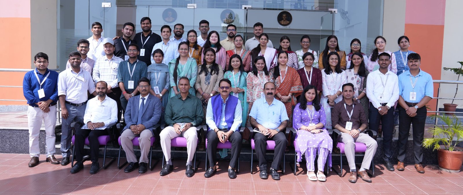 लखनऊ में PCS-2025 बैच के 38 प्रशिक्षणाधीन अधिकारियों ने उत्तर प्रदेश स्टेट इंस्टीट्यूट ऑफ फॉरेंसिक साइंस का भ्रमण किया। अधिकारियों ने DNA और ड्रोन लैब का अवलोकन कर अपराध की वैज्ञानिक जांच में तकनीक की भूमिका समझी। संस्थापक निदेशक डॉ. जी.के. गोस्वामी ने न्याय, सत्य और साक्ष्य के महत्व के साथ मृत्युकालिक बयान की कानूनी प्रक्रिया की जानकारी दी।