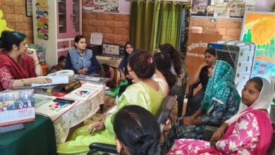 नवरात्र विशेष में जानिए मेरठ के रजपुरा प्राथमिक विद्यालय की प्रधानाध्यापिका पुष्पा यादव की प्रेरणादायक पहल। ऑपरेशन कायाकल्प और निजी प्रयासों से उन्होंने सरकारी स्कूल की तस्वीर बदलकर बच्चों को बेहतर शैक्षणिक माहौल उपलब्ध कराया है। यहां करीब 150 विद्यार्थी शिक्षा के साथ अंग्रेजी वार्तालाप, खेल, योग, कला, संगीत और पुस्तकालय की सुविधाओं का लाभ उठा रहे हैं। नियमित अभिभावक-शिक्षक बैठकों और पर्यावरण जागरूकता से विद्यालय में शिक्षा की गुणवत्ता और अभिभावकों का भरोसा बढ़ रहा है।