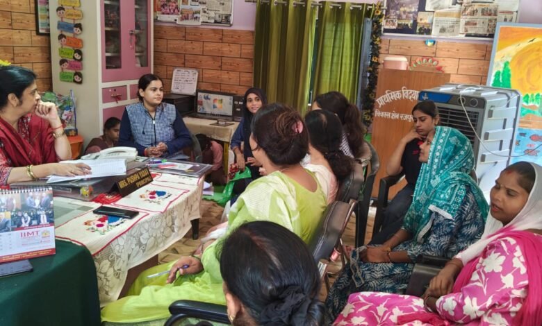 नवरात्र विशेष में जानिए मेरठ के रजपुरा प्राथमिक विद्यालय की प्रधानाध्यापिका पुष्पा यादव की प्रेरणादायक पहल। ऑपरेशन कायाकल्प और निजी प्रयासों से उन्होंने सरकारी स्कूल की तस्वीर बदलकर बच्चों को बेहतर शैक्षणिक माहौल उपलब्ध कराया है। यहां करीब 150 विद्यार्थी शिक्षा के साथ अंग्रेजी वार्तालाप, खेल, योग, कला, संगीत और पुस्तकालय की सुविधाओं का लाभ उठा रहे हैं। नियमित अभिभावक-शिक्षक बैठकों और पर्यावरण जागरूकता से विद्यालय में शिक्षा की गुणवत्ता और अभिभावकों का भरोसा बढ़ रहा है।