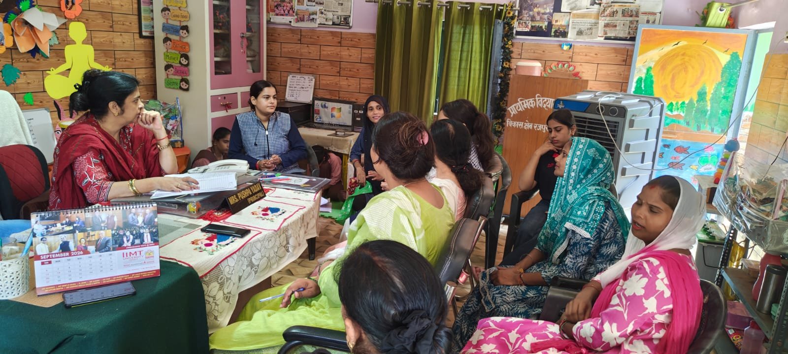 नवरात्र विशेष में जानिए मेरठ के रजपुरा प्राथमिक विद्यालय की प्रधानाध्यापिका पुष्पा यादव की प्रेरणादायक पहल। ऑपरेशन कायाकल्प और निजी प्रयासों से उन्होंने सरकारी स्कूल की तस्वीर बदलकर बच्चों को बेहतर शैक्षणिक माहौल उपलब्ध कराया है। यहां करीब 150 विद्यार्थी शिक्षा के साथ अंग्रेजी वार्तालाप, खेल, योग, कला, संगीत और पुस्तकालय की सुविधाओं का लाभ उठा रहे हैं। नियमित अभिभावक-शिक्षक बैठकों और पर्यावरण जागरूकता से विद्यालय में शिक्षा की गुणवत्ता और अभिभावकों का भरोसा बढ़ रहा है।